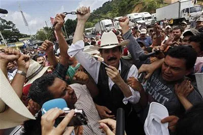 Tổng thống bị phế truất đã trở về Honduras