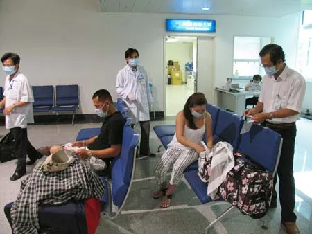 Một số người bị nghi nhiễm cúm A/H1N1 được cách ly tại sân bay Tân Sơn Nhất. Ảnh: Trần Thanh Một số người bị nghi nhiễm cúm A/H1N1 được cách ly tại sân bay Tân Sơn Nhất. Ảnh: Trần Thanh