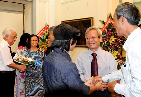 Đồng nghiệp, bạn bè chúc mừng vợ chồng họa sĩ Quách Phong - Kim Tiến trong buổi khai mạc triển lãm. Ảnh: An Dung Đồng nghiệp, bạn bè chúc mừng vợ chồng họa sĩ Quách Phong - Kim Tiến trong buổi khai mạc triển lãm. Ảnh: An Dung