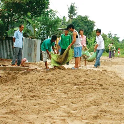 Người dân gia cố đê bao trong vùng sạt lở xã Long Thuận, huyện Hồng Ngự, tỉnh Đồng Tháp. Người dân gia cố đê bao trong vùng sạt lở xã Long Thuận, huyện Hồng Ngự, tỉnh Đồng Tháp.