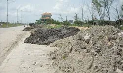 Lại đổ đất bừa bãi