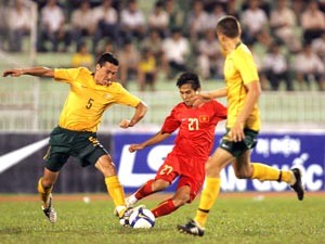 Vietnam’s Huynh Van Thanh (in red) faces Australian defenders during the Australia vs. Vietnam game at Thong Nhat Stadium August 10 (Photo: SGGP) Vietnam’s Huynh Van Thanh (in red) faces Australian defenders during the Australia vs. Vietnam game at Thong Nhat Stadium August 10 (Photo: SGGP)