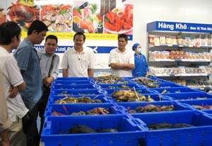 Shoppers look at Vietnamese crabs at Metro Bien Hoa outlet in Dong Nai, a province Metro says can become a vital food supplier for the wholesaler (Photo: Tuong Thuy) Shoppers look at Vietnamese crabs at Metro Bien Hoa outlet in Dong Nai, a province Metro says can become a vital food supplier for the wholesaler (Photo: Tuong Thuy)