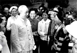 President Ho Chi Minh with ethnic minority women delegates at the third National Women’s Congress in 1961 (File photo) President Ho Chi Minh with ethnic minority women delegates at the third National Women’s Congress in 1961 (File photo)