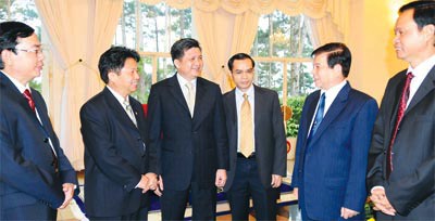 President Nguyen Minh Triet (R, second) with members of the organizing board of the seminar on monetary policies, which opens in Hanoi August 28 (Photo: SGGP) President Nguyen Minh Triet (R, second) with members of the organizing board of the seminar on monetary policies, which opens in Hanoi August 28 (Photo: SGGP)
