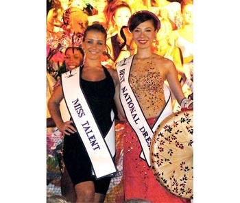 Chung Thuc Quyen (R) posing with Miss Talent Borana Kalemi at the gala dinner on August 29 Chung Thuc Quyen (R) posing with Miss Talent Borana Kalemi at the gala dinner on August 29
