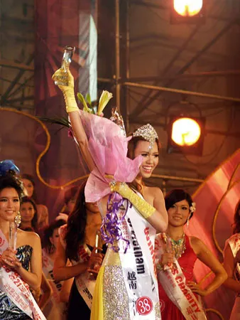 Vũ Hoàng Điệp đăng quang Nữ hoàng sắc đẹp quốc tế 2009