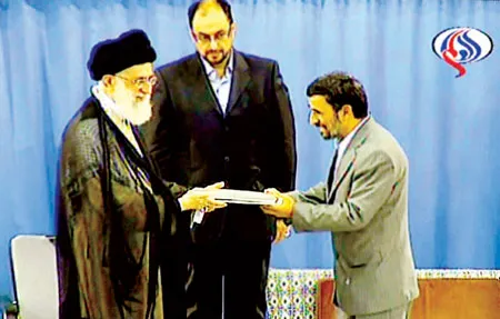 Iran: Giáo chủ Khamenei phê chuẩn ông Ahmadinejad làm Tổng thống