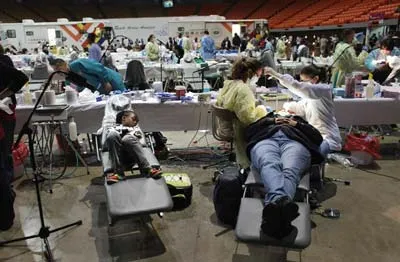 Các bệnh nhân được khám răng tại Inglewood ngày 11-8.