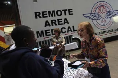 Nhân viên tình nguyện hướng dẫn bệnh nhân chọn kính cho phù hợp