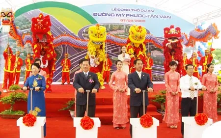 Ông Nguyễn Hoàng Sơn – Chủ tịch UBND tỉnh (thứ hai từ trái sang) và ông Nguyễn Văn Hùng – Chủ tịch HĐQT kiêm TGĐ Công ty Becamex IDC trong nghi lễ động thổ Ông Nguyễn Hoàng Sơn – Chủ tịch UBND tỉnh (thứ hai từ trái sang) và ông Nguyễn Văn Hùng – Chủ tịch HĐQT kiêm TGĐ Công ty Becamex IDC trong nghi lễ động thổ