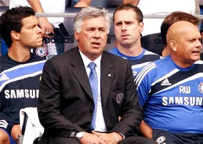 Nét mặt lo âu của HLV Carlo Ancelotti (thứ hai từ trái sang) sau khi Chelsea bị dẫn bàn.