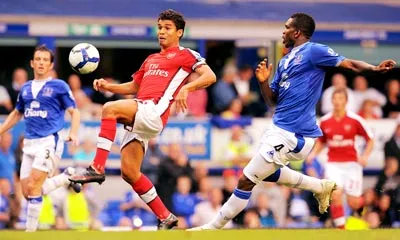 Eduardo da Silva ghi bàn ấn định chiến thắng đậm đà 6-1 cho Arsenal ngay tại thánh địa Goodison Park của Everton. Ảnh: AFP