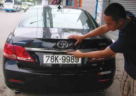 Xe Toyota bốc mùi trứng thối