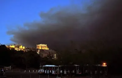 Khói từ đám cháy vây quanh khu vực phía sau thành Acropolis - Ảnh AFP Khói từ đám cháy vây quanh khu vực phía sau thành Acropolis - Ảnh AFP