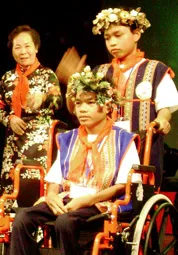 Đôi bạn A Byưh và A Trâm tại lễ tuyên dương Dũng sĩ nghìn việc tốt. Đôi bạn A Byưh và A Trâm tại lễ tuyên dương Dũng sĩ nghìn việc tốt.