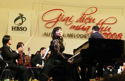Nghệ sĩ piano Nguyễn Bích Trà biểu diễn ở Hà Nội