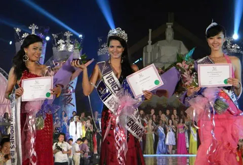 Top 3 người đẹp mặc trang phục dân tộc đẹp nhất Top 3 người đẹp mặc trang phục dân tộc đẹp nhất