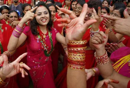 Cùng nhau tụ hội nhảy múa trước thánh đường Pashupati Nath Cùng nhau tụ hội nhảy múa trước thánh đường Pashupati Nath