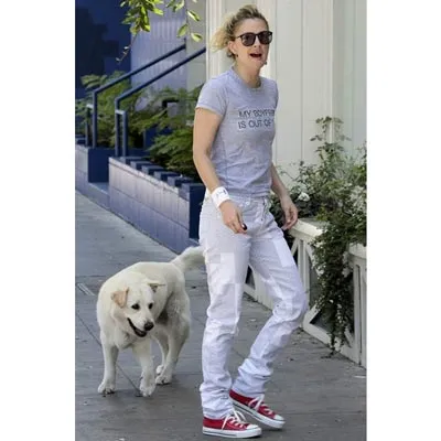 Ngôi sao Drew Barrymore cùng cún cưng có tên Flossie Barrymore Ngôi sao Drew Barrymore cùng cún cưng có tên Flossie Barrymore