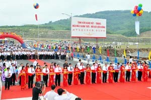 The inaugural ceremony on September 1 for a new bridge over the Hong (Red) River in the Vietnam-China border area (Photo: CPV Online Newspaper) The inaugural ceremony on September 1 for a new bridge over the Hong (Red) River in the Vietnam-China border area (Photo: CPV Online Newspaper)