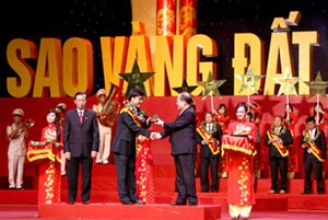Permanent Deputy Prime Minister Nguyen Sinh Hung (R) gives the 2009 Vietnam Gold Star awards to enterprises (photo:chinhphu.vn) Permanent Deputy Prime Minister Nguyen Sinh Hung (R) gives the 2009 Vietnam Gold Star awards to enterprises (photo:chinhphu.vn)