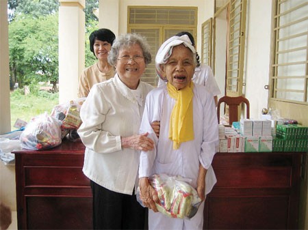 Nguyen Thi My (L) offers gift to a poor woman who lives alone (Photo: SGGP) Nguyen Thi My (L) offers gift to a poor woman who lives alone (Photo: SGGP)