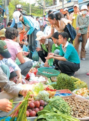 Workers at the Tan Tao Industrial Park in HCMC shop at a nearby market. The Government plans to increase minimum wages in the new year but the hikes may not be quite enough considering the high consumer prices (Photo: SGGP) Workers at the Tan Tao Industrial Park in HCMC shop at a nearby market. The Government plans to increase minimum wages in the new year but the hikes may not be quite enough considering the high consumer prices (Photo: SGGP)