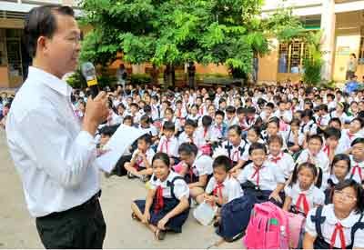A teacher at Tran Quoc Tuan Primary School in Tan Binh District instructs students on warding off swine flu and protecting themselves from the disease (Photo: SGGP) A teacher at Tran Quoc Tuan Primary School in Tan Binh District instructs students on warding off swine flu and protecting themselves from the disease (Photo: SGGP)