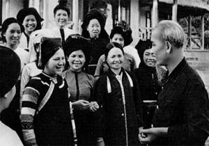 President Ho Chi Minh meets ethnic minority women in Viet Bac in 1959 (File photo) President Ho Chi Minh meets ethnic minority women in Viet Bac in 1959 (File photo)