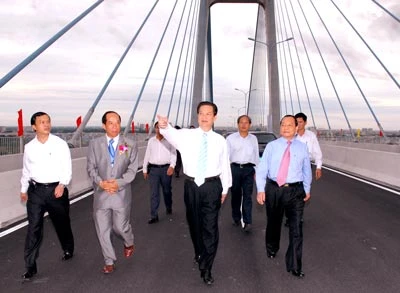 Thủ tướng Nguyễn Tấn Dũng tham quan cầu dây văng Phú Mỹ trong ngày lễ khánh thành. Ảnh: Cao Thăng Thủ tướng Nguyễn Tấn Dũng tham quan cầu dây văng Phú Mỹ trong ngày lễ khánh thành. Ảnh: Cao Thăng