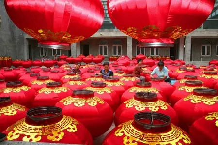 Đối với người Trung Quốc, màu đỏ là màu của may mắn và hạnh phúc. Vì vậy, trong các ngày lễ lớn màu đỏ luôn là màu chủ đạo của những vật trang trí.
