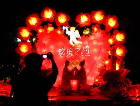 Đèn lồng được kết thành trái tim khổng lồ