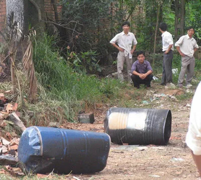 Nhiều thùng phuy bị nổ, rơi ra đường. Ảnh: Trần Thanh Nhiều thùng phuy bị nổ, rơi ra đường. Ảnh: Trần Thanh