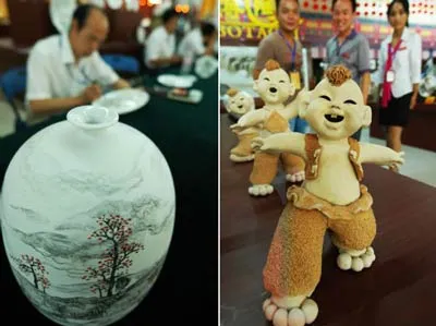 Ảnh trái: cảnh các nghệ nhân gốm sứ thao tác cũng là một nét hấp dẫn của triển lãm. Ảnh phải: chú Tễu bằng gốm sứ Ảnh trái: cảnh các nghệ nhân gốm sứ thao tác cũng là một nét hấp dẫn của triển lãm. Ảnh phải: chú Tễu bằng gốm sứ