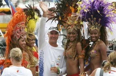 Khách du lịch vui cùng các vũ công Samba Khách du lịch vui cùng các vũ công Samba