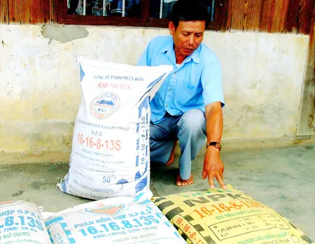Nông dân khổ vì phân bón dỏm