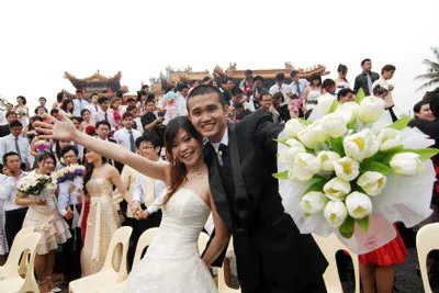 Cặp uyên ương Vence Tan (phải) và Michelle Tiong (trái, đều ở phía trước) chụp hình trong lễ cưới tập thể Cặp uyên ương Vence Tan (phải) và Michelle Tiong (trái, đều ở phía trước) chụp hình trong lễ cưới tập thể