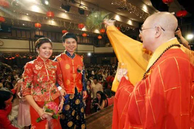 Cô dâu, chú rể đang được nhà sư cầu nguyện cho hạnh phúc trăm năm trong lễ cưới tập thể ở Kuala Lumpur. Cô dâu, chú rể đang được nhà sư cầu nguyện cho hạnh phúc trăm năm trong lễ cưới tập thể ở Kuala Lumpur.