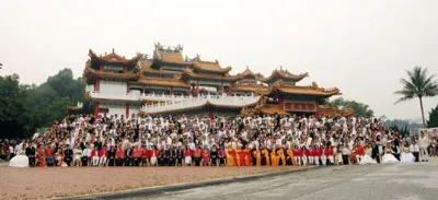 Các cặp uyên ương chụp ảnh sau lễ cưới tại chùa Thean Hou ở thủ đô Kuala Lumpur Các cặp uyên ương chụp ảnh sau lễ cưới tại chùa Thean Hou ở thủ đô Kuala Lumpur