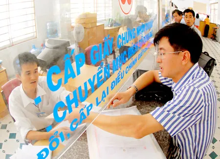 Làm giấy tờ nhà đất tại UBND quận Gò Vấp. Ảnh: CAO THĂNG Làm giấy tờ nhà đất tại UBND quận Gò Vấp. Ảnh: CAO THĂNG