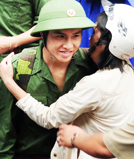 Tân binh chia tay người thân lên đường nhập ngũ. Ảnh: VIỆT DŨNG Tân binh chia tay người thân lên đường nhập ngũ. Ảnh: VIỆT DŨNG