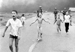 Bức ảnh nổi tiếng của phóng viên Nick Út chụp cô Kim Phúc năm 1972. Ảnh: AP Bức ảnh nổi tiếng của phóng viên Nick Út chụp cô Kim Phúc năm 1972. Ảnh: AP