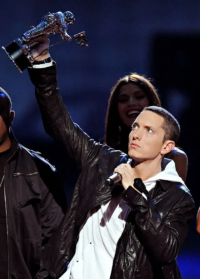 Eminem giơ cao giải thưởng trong tay Eminem giơ cao giải thưởng trong tay