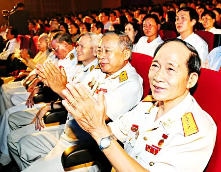 Khán giả hòa nhịp cùng các ca khúc về người lính. Khán giả hòa nhịp cùng các ca khúc về người lính.