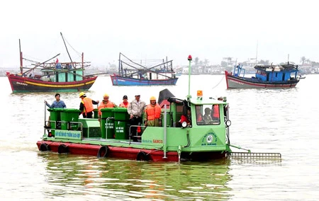 Xuồng vớt rác nổi trên kênh rạch TPHCM: “Nằm bờ” do kỹ thuật hay cơ chế?