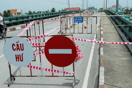 Cầu Mương Chuối đã rào chắn lại phần bị hư hỏng để cấm phương tiện lưu thông. Ảnh: Trần Thanh