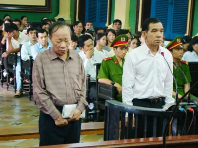 Bị cáo Lê Quả (bên trái) và bị cáo Huỳnh Ngọc Sĩ tại phiên tòa. Ảnh: Ái Chân Bị cáo Lê Quả (bên trái) và bị cáo Huỳnh Ngọc Sĩ tại phiên tòa. Ảnh: Ái Chân
