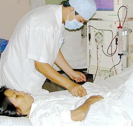 Chăm sóc bệnh nhân BHYT chạy thận nhân tạo tại Bệnh viện Nhân dân 115. Ảnh: MAI HẢI Chăm sóc bệnh nhân BHYT chạy thận nhân tạo tại Bệnh viện Nhân dân 115. Ảnh: MAI HẢI