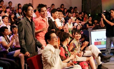 Chương trình truyền hình Cầu Vồng (VTV6) thu hút nhiều bạn trẻ theo dõi, tham gia. Chương trình truyền hình Cầu Vồng (VTV6) thu hút nhiều bạn trẻ theo dõi, tham gia.